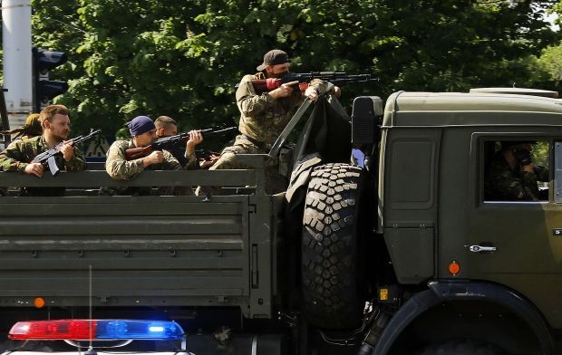 На фото - пророссийские боевики возле аэропорта / REUTERS