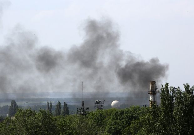 Дым над донецким аэропортом / REUTERS