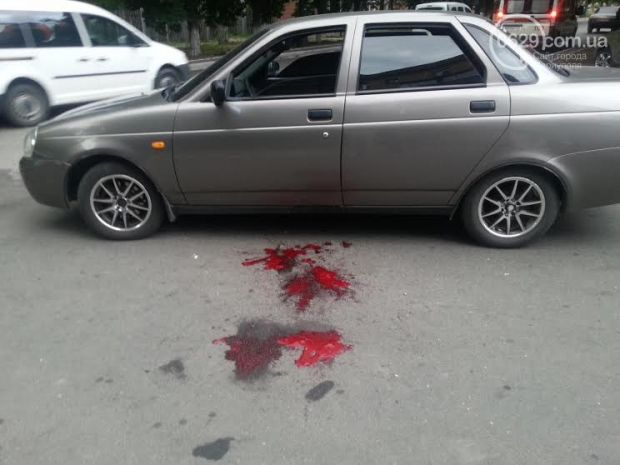 В Мариуполе выстрелили в спину водителю автомобиля / 0629.com.ua В Мариуполе выстрелили в спину водителю автомобиля / 0629.com.ua