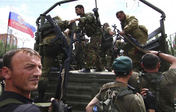 На фото - пророссийские вооруженные боевики / REUTERS