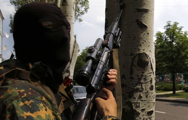 На фото - вооруженный боевик / REUTERS