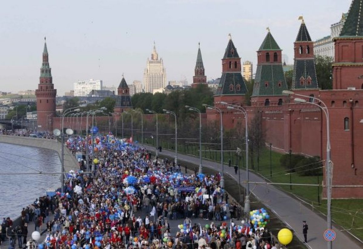 Человек пл. Много народу на красной площади. Толпа на красной площади. Красная площадь много людей. Москва в мае.