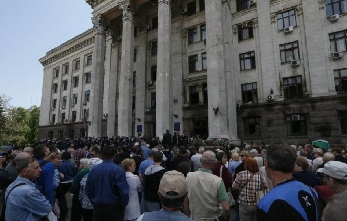 В Одессе на Куликовом поле собралось несколько сотен человек, на Доме  профсоюзов висит красный флаг | УНИАН