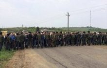 Місцеві жителі намагаються заблокувати українських десантників під Слов'янськом