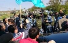 На КПП в Армянске Джемилева и его сторонников окружили автобусы с военными