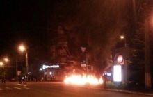 В Мариуполе отключили веб-камеры, перед горсоветом горят покрышки, слышны выстрелы