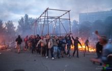 У мережі з'явилося відео, як під час пожежі в Одесі проукраїнські активісти рятують сепаратистів