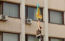 Мариупольский горсовет освобожден, возле здания разбирают баррикады