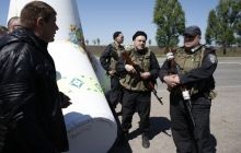 Ukrainian soldiers mount 10 roadblocks around Mariupol
