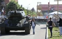 К баррикадам возле СБУ в Луганске подогнали танк