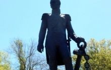 Россия расставляет по Крыму имперские символы