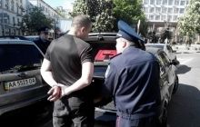 На Площі Слави у Києві затримали автомобіль зі зброєю та комплектом автомобільних номерів