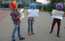 У Харкові три клоуни провели "референдум" за приєднання до Канадського цирку