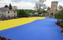 У Луцьку розгорнули найбільший прапор України в світі