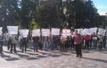 У Рады проходят митинги против рейдерства и за люстрацию