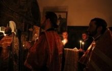 У Києво-Печерській лаврі в печерному храмі студенти Київських духовних шкіл звершили нічну літургію