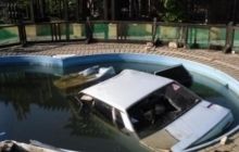 В России автомобиль сбил женщину, которая купалась в бассейне