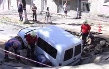 У центрі Києва перекрили вулицю через авто, яке провалилося під асфальт