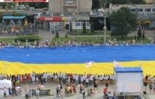 Черкащане развернули самый большой в мире флаг Украины