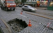 В центре Киева перекрыли улицу из-за провала дороги