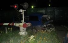 Под Киевом микроавтобус столкнулся с товарным поездом, три человека погибли