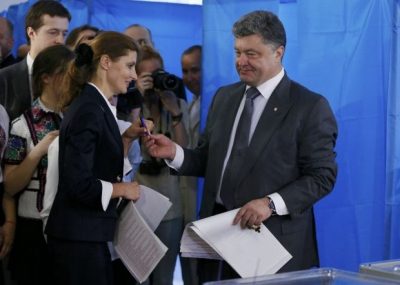 Отдать голос за президента Украины кандидат пришел вместе с супругой / фото REUTERS