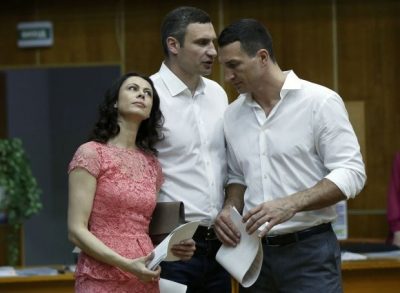 Виталий Кличко пришел голосовать с братом и своей супругой / фото REUTERS