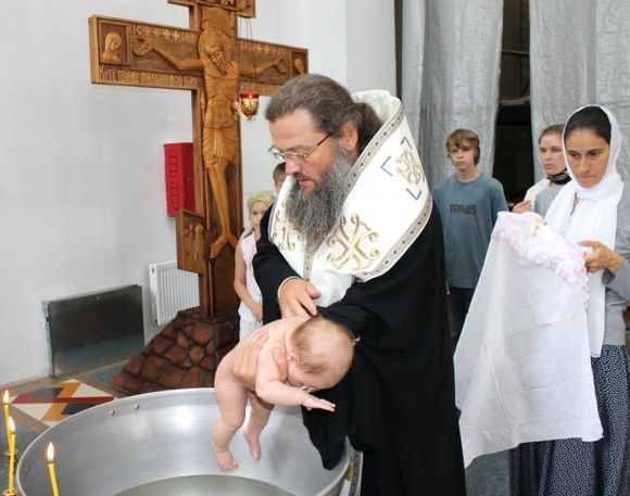 Архиепископ Запорожский и Мелитопольский Лука совершает Таинство Крещения