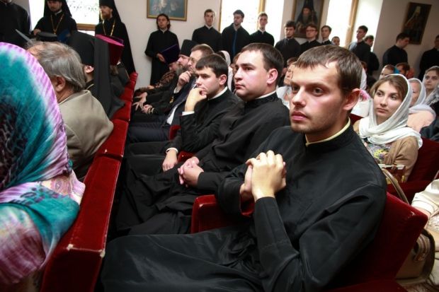 У Київських духовних школах випускний: ректор КДАіС та студенти - про роки навчання