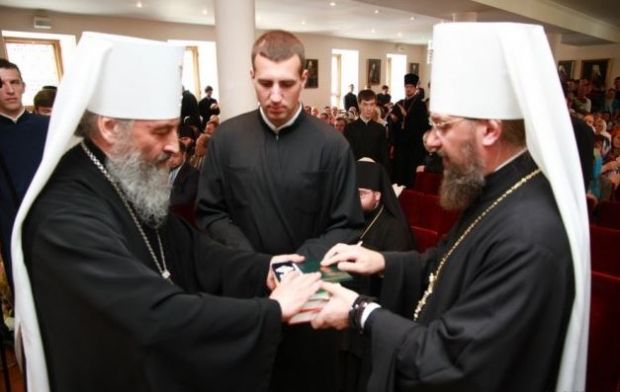 Митрополит Онуфрий и митрополит Антоний вручают дипломы