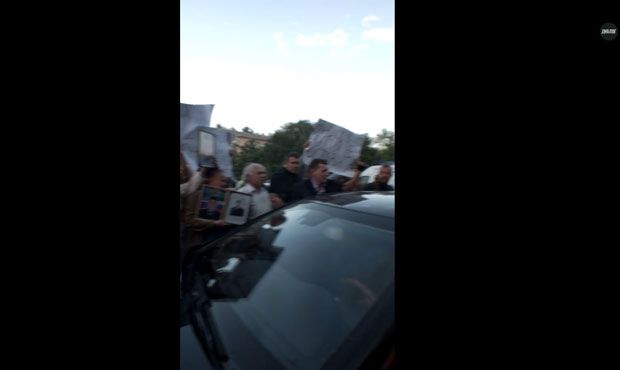 В Донецьку проросійські активісти атакували авто Кучми та Шуфрича В Донецьку проросійські активісти атакували авто Кучми та Шуфрича