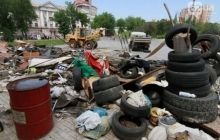 Перед зданием ОГА в Донецке продолжают разбирать баррикады террористов