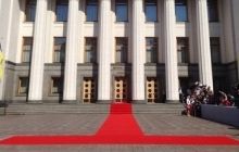 Солдат почетного президентского караула уронил ружье, когда Порошенко проходил в ВР