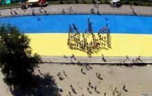 Оболонскую набережную столицы раскрасили в патриотические цвета