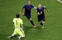 Чинні чемпіони світу іспанці розгромно програли Голландії в першому матчі