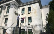 В Киеве митингующие сняли российский флаг с флагштока у посольства РФ