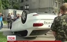 Під посольством Росії у Києві перевертали дипломатичні авто, в будівлі потрощені вікна