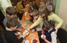 Влада Києва обіцяє забезпечити безплатним харчуванням школярів пільгових категорій