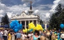 Несколько тысяч харьковчан приехали в аэропорт встречать Кернеса
