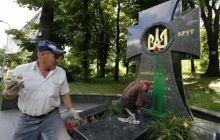В Киеве неизвестные осквернили памятный крест героям Крут на Аскольдовой могиле (фото)