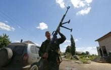 Боевики на БРДМ готовятся к штурму воинской части Нацгвардии в Донецке