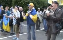 Чехи й українці влаштували акцію протесту біля посольства Росії в Чехії