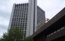 У Києві до готелю "Турист" увірвалися люди в балаклавах із димовими шашками