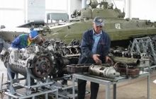 Військовики відновлюють пошкоджену в зоні АТО техніку
