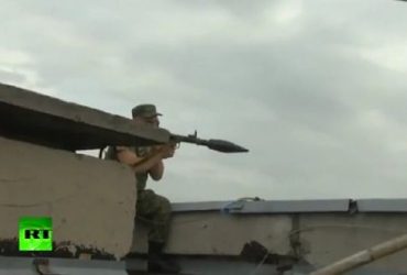 В Луганске террористы ведут огонь из гранатометов с крыши жилого дома