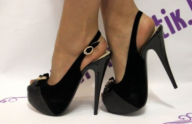 Мозолі, біль, травми: у ЦГЗ розказали про наслідки ходіння на високих підборах