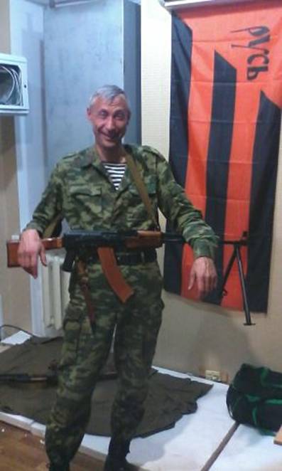 Бойовик Якут зривав українські прапори в Криму, а зараз воює на сході / СБУ Бойовик Якут зривав українські прапори в Криму, а зараз воює на сході / СБУ