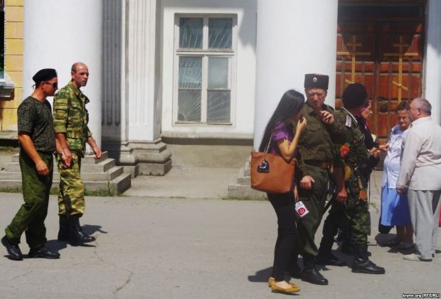 Казаки пикетировали храм УПЦ КП / ru.krymr.org Казаки пикетировали храм УПЦ КП / ru.krymr.org