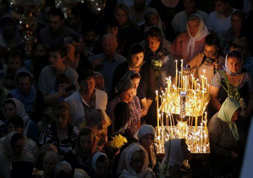 Цветы и слезы: в Киево-Печерской лавре тысячи людей прощаются со своим Предстоятелем (фоторепортаж)