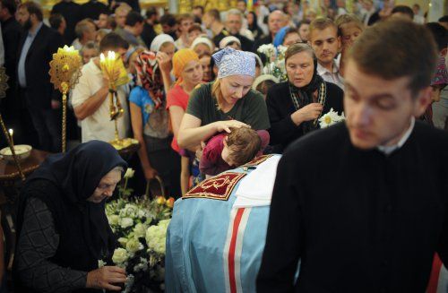 Цветы и слезы: в Киево-Печерской лавре тысячи людей прощаются со своим Предстоятелем (фоторепортаж)